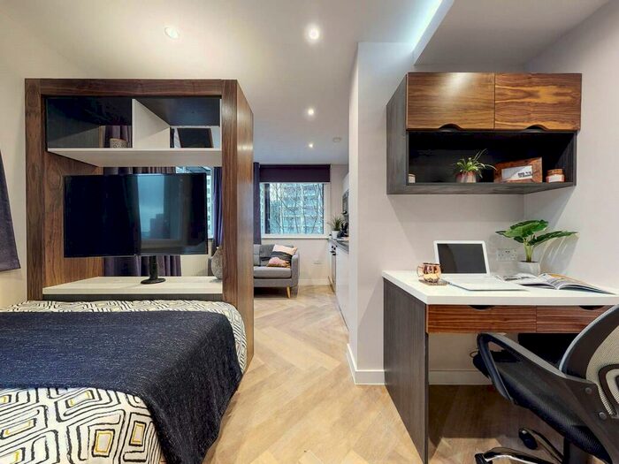 Apartment To Rent In Apt, Live Oasis Wade Lane #, LS2