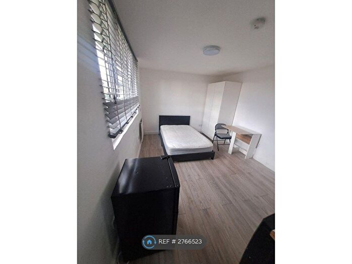 Studio To Rent In Barfields, Loughton, IG10