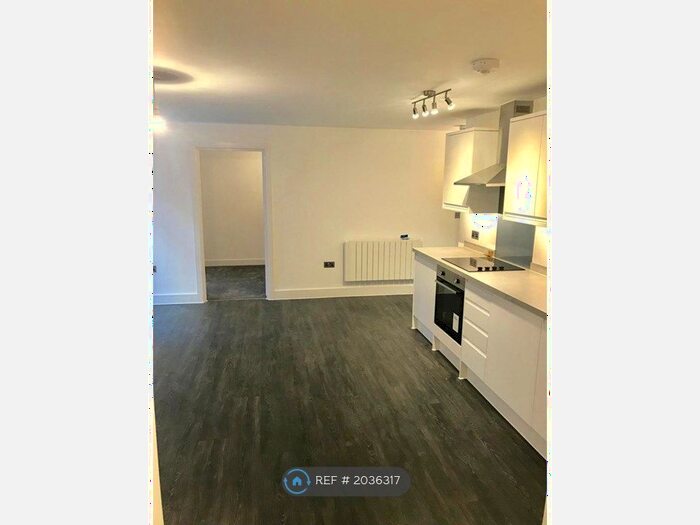 2 Bedroom Flat To Rent In Rosebery Lodge, Epsom, KT18