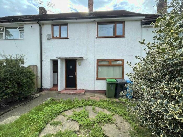 3 Bedroom Town House To Rent In Curlew Road, Holts, OL4