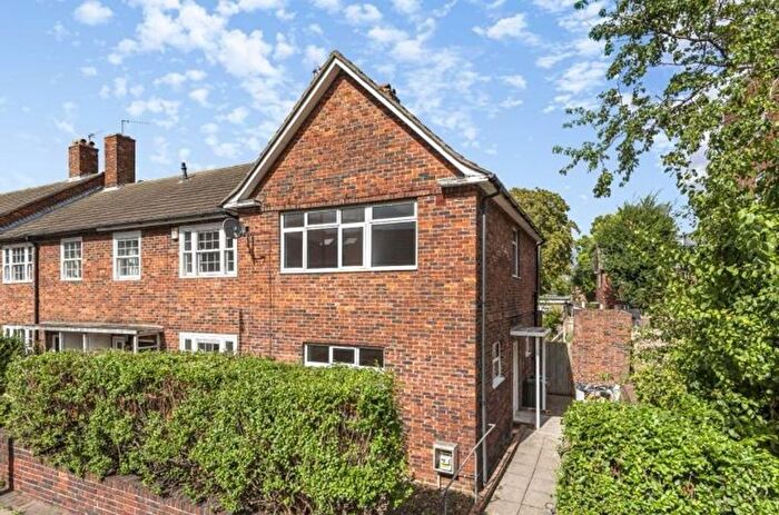 3 Bedroom Semi Detached House To Rent In Allnutt Way, London, SW4
