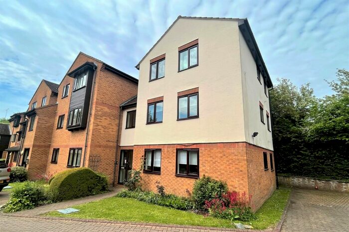 1 Bedroom Flat To Rent In Knaves Hollow, Wooburn Moor, High Wycombe, HP10