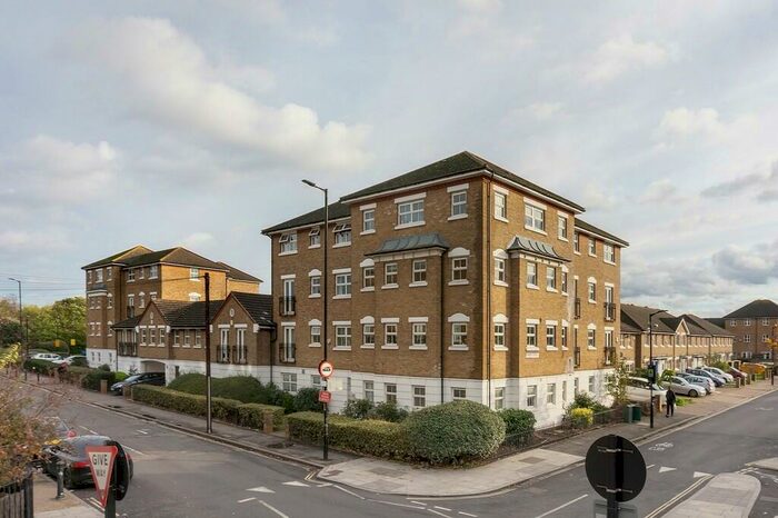 2 Bedroom Apartment To Rent In Commercial Way, London, SE15