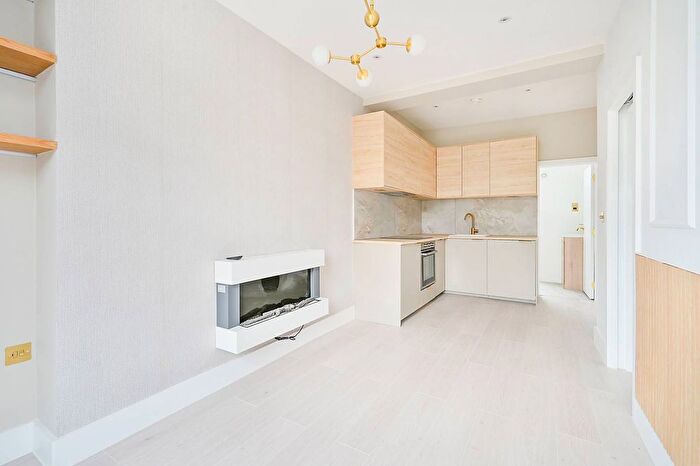 2 Bedroom Flat For Sale In Hetley Road, Shepherd's Bush, London, W12