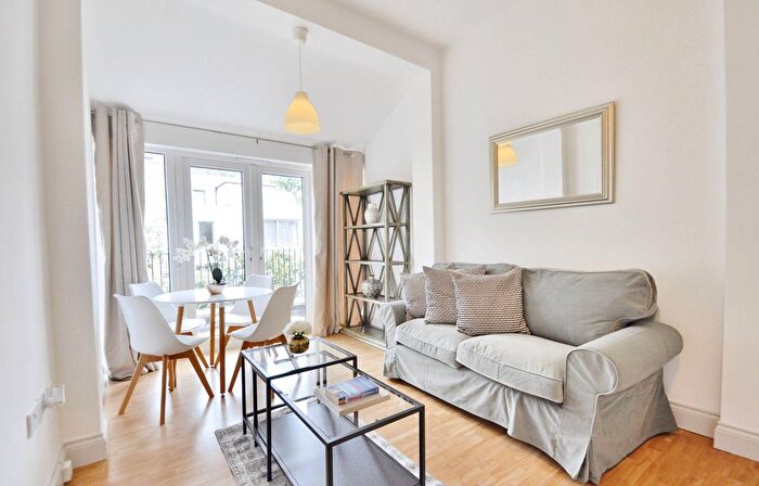 2 Bedroom Flat To Rent In Melrose Gardens, London, W6