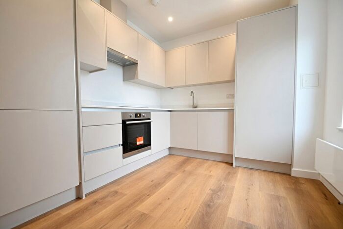 1 Bedroom Flat To Rent In Lakeside Close, Staines-Upon-Thames, TW18