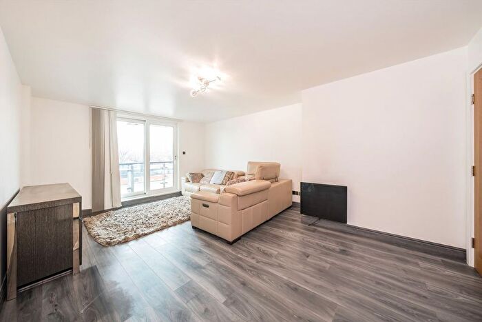 2 Bedroom Flat To Rent In Bridge House, Vauxhall, London, SW8