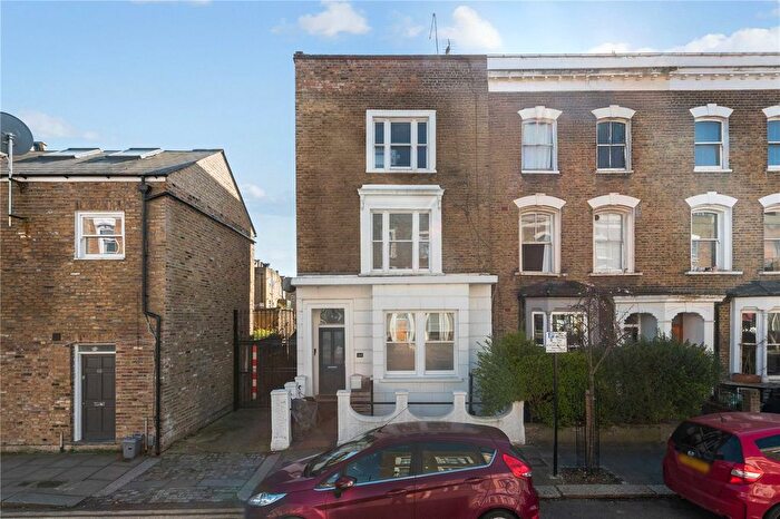 2 Bedroom Flat For Sale In Barbauld Road, London, N16