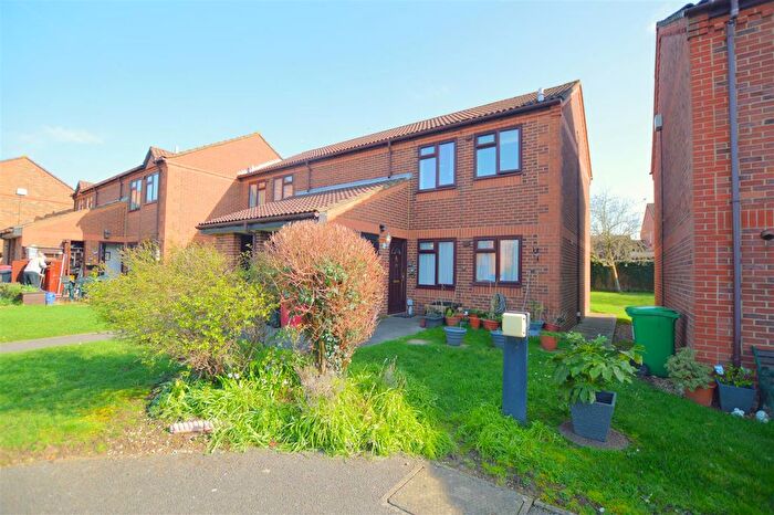1 Bedroom Maisonette For Sale In Topaz Close, Slough, SL1