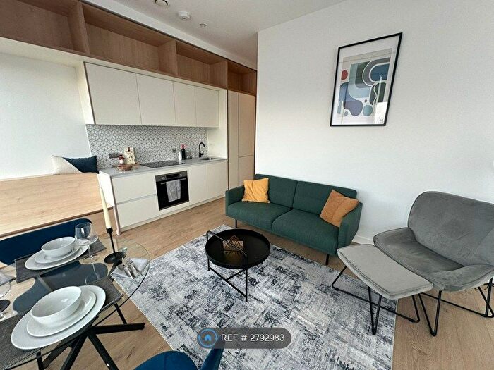 2 Bedroom Flat To Rent In Parkview, Brentford, TW8