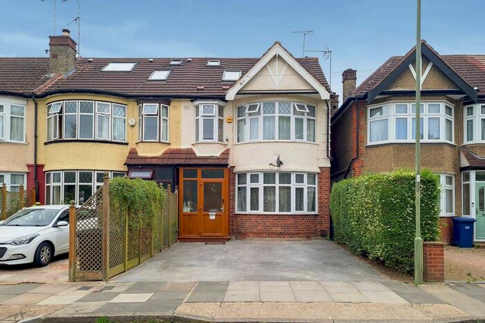 4 Bedroom Semi-Detached House To Rent In West Walk, East Barnet, Barnet, EN4