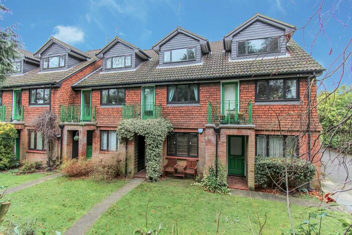 1 Bedroom Flat To Rent In Coniston Lodge, Herga Court, Watford, Hertfordshire, WD17