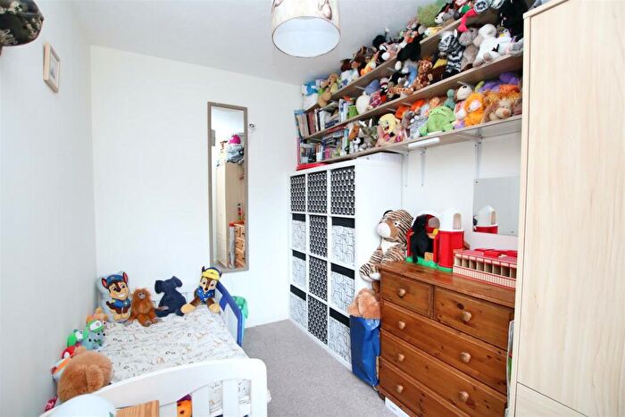 2 Bedroom Flat For Sale In Fishers Court, Horsham, RH12