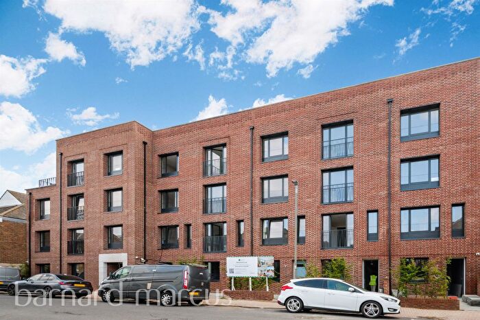 3 Bedroom Flat For Sale In Fallsbrook Road, London, SW16