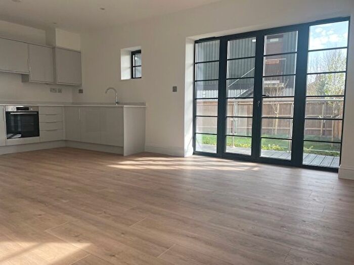 1 Bedroom Flat To Rent In Hollyfield Road, Surbiton, KT5