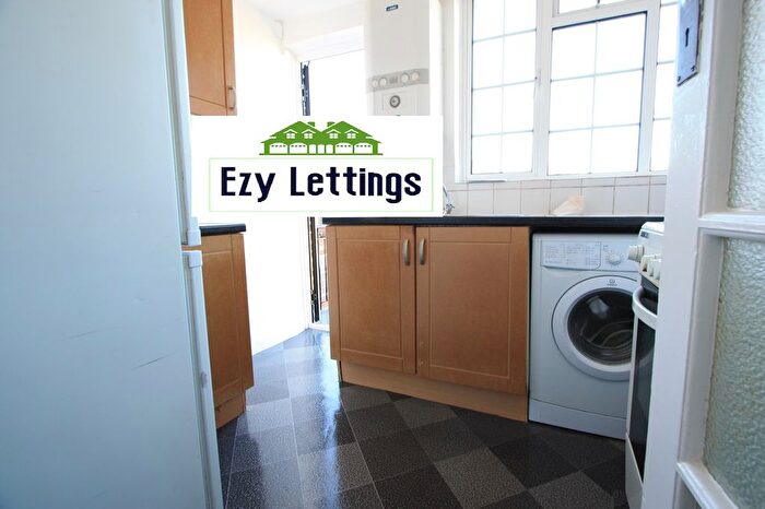 3 Bedroom Flat To Rent In Leigham Avenue, London, SW16