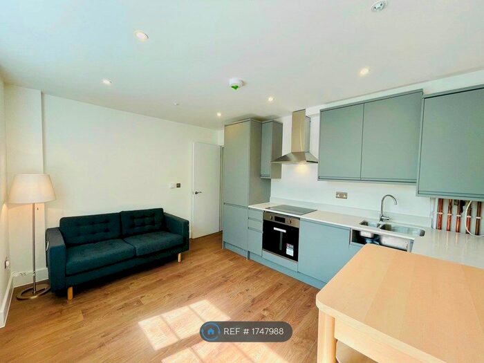 2 Bedroom Flat To Rent In Wandsworth Road, London, SW8