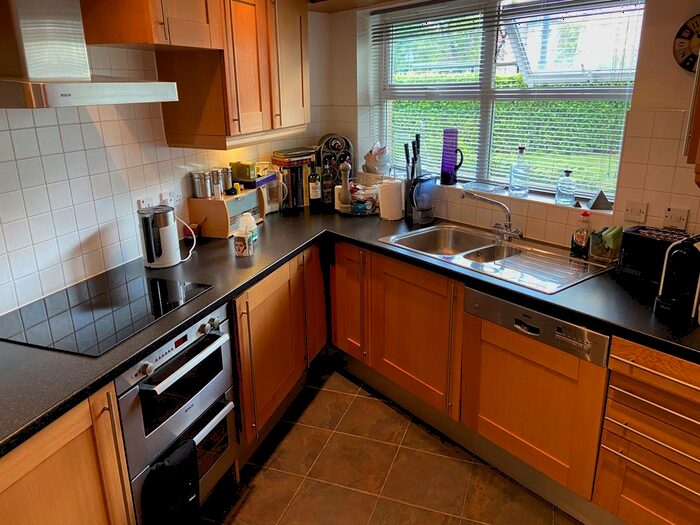 2 Bedroom Flat To Rent In Old Park Road, Enfield, EN2