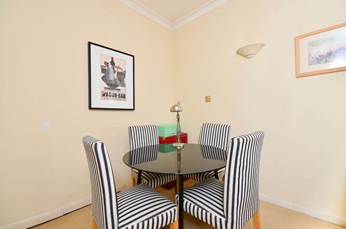 1 Bedroom Flat To Rent In Drayton Gardens, Chelsea, London, SW10