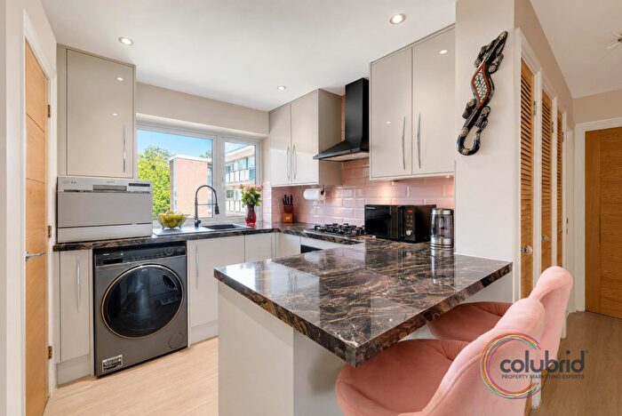 2 Bedroom Flat For Sale In The Knares, Basildon, SS16