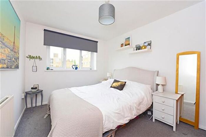 2 Bedroom Flat To Rent In Tildesley Road, Putney, SW15