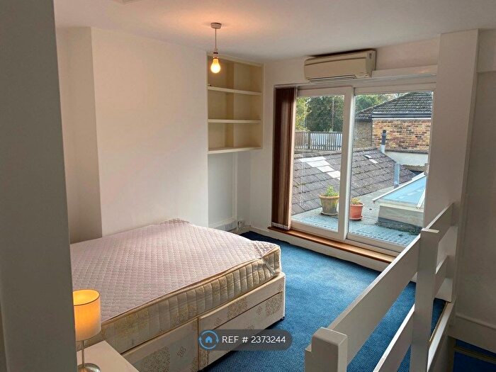 1 Bedroom Flat To Rent In Queens Road, Hersham, Walton-On-Thames, KT12