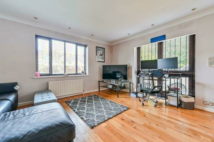 1 Bedroom Flat To Rent In Rosethorn Close, Balham, London, SW12