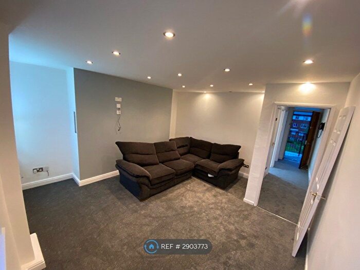 2 Bedroom Flat To Rent In Redmires Court, Salford, M5