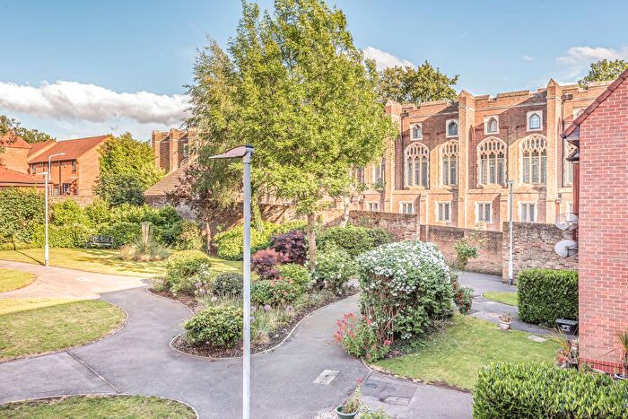 2 Bedroom Maisonette To Rent In Chapelmount Road, Woodford Green, IG8