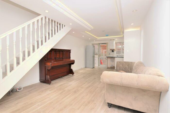 2 Bedroom End Of Terrace House To Rent In Naylor Road Peckham, SE15