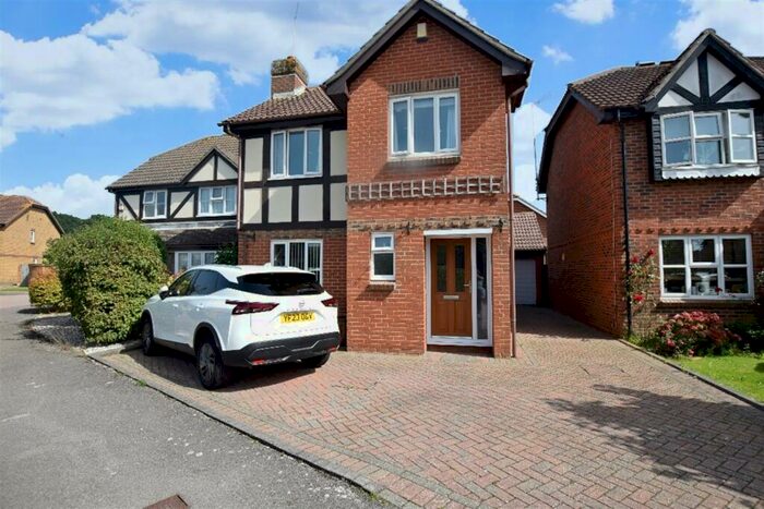 3 Bedroom Detached House To Rent In Kendal Close, Wick, Littlehampton, BN17