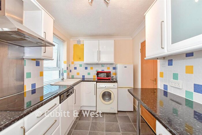 2 Bedroom Flat For Sale In Wessex Avenue, Bognor Regis, West Sussex, PO21