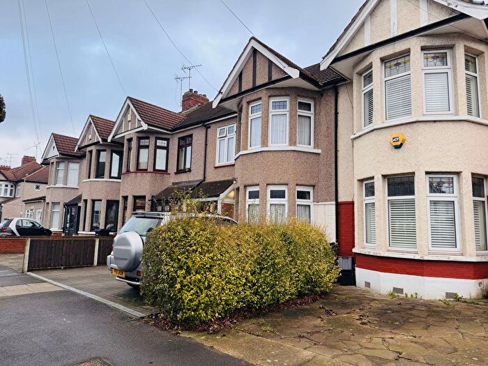 Studio To Rent In Collinwood Gardens, Ilford, IG5