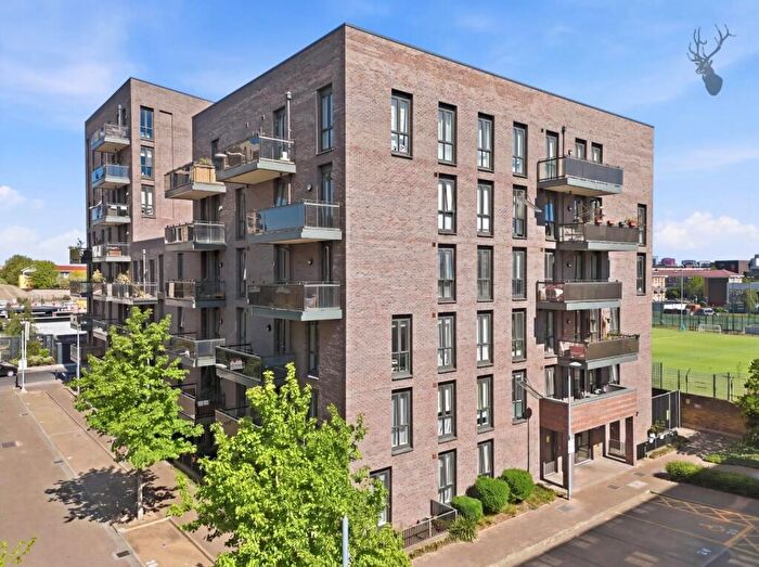 2 Bedroom Flat For Sale In Skein Court, Gresham Place, Bow, E3