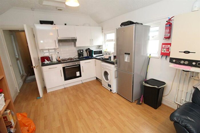 3 Bedroom Flat To Rent In Crwys Road, Cathays, Cardiff, CF24