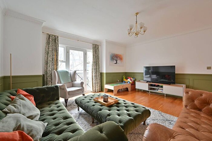 2 Bedroom Flat For Sale In Dickinson Quay, Hemel Hempstead, HP3