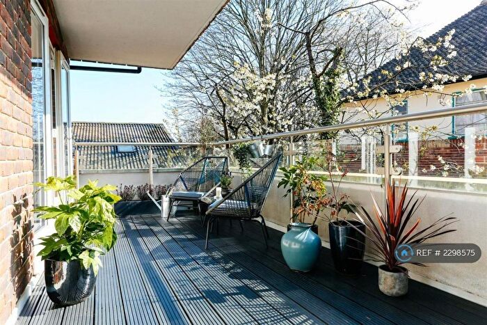 2 Bedroom Flat To Rent In Arcadia Avenue, London, N3