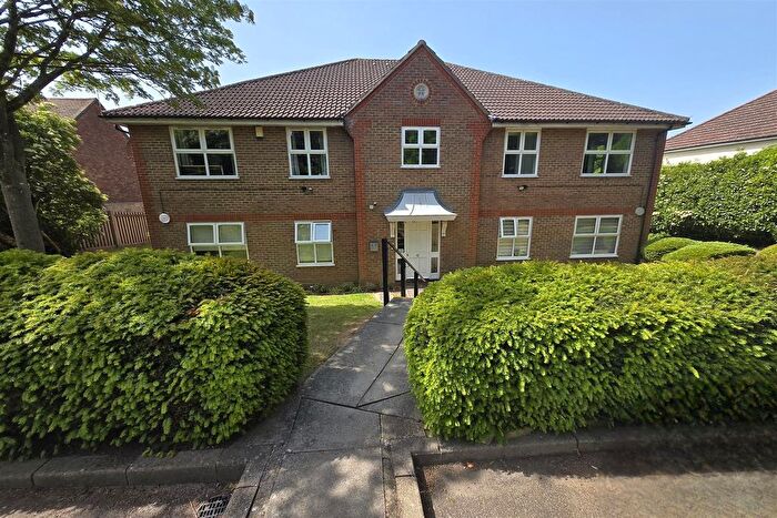 2 Bedroom Flat To Rent In Rosefield Court, Cockfosters, EN4
