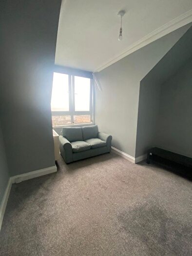 2 Bedroom Flat To Rent In George Square, Central, Greenock, PA15