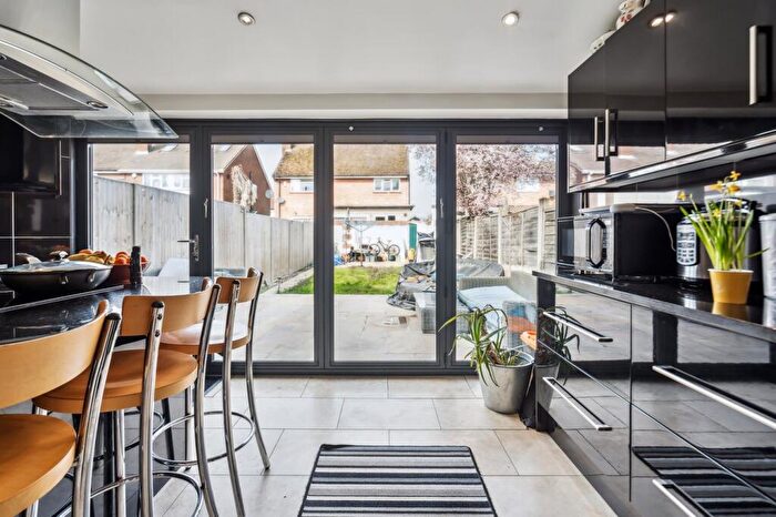 4 Bedroom Terraced House For Sale In Westfield Road, Slough, SL2