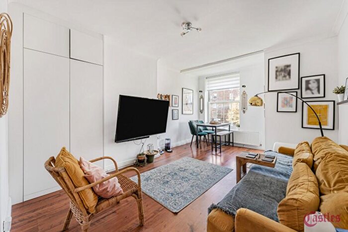 2 Bedroom Flat To Rent In Richborough House, Hackney, E5