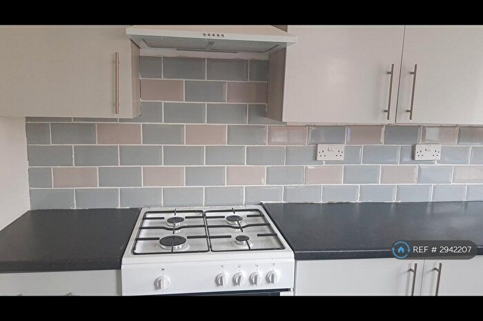 4 Bedroom Semi-Detached House To Rent In Barnsley Road, Sheffield, S5