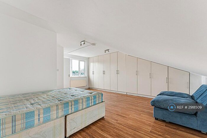 3 Bedroom Flat To Rent In Coppermill Lane, London, E17