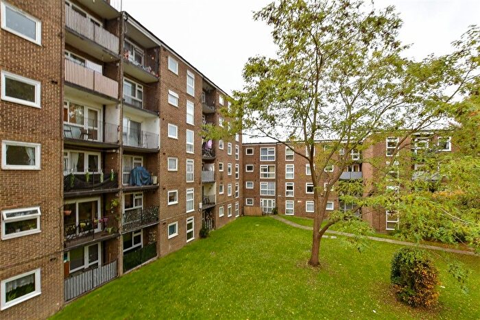 2 Bedroom Flat For Sale In Westmoreland Drive, Sutton, Surrey, SM2