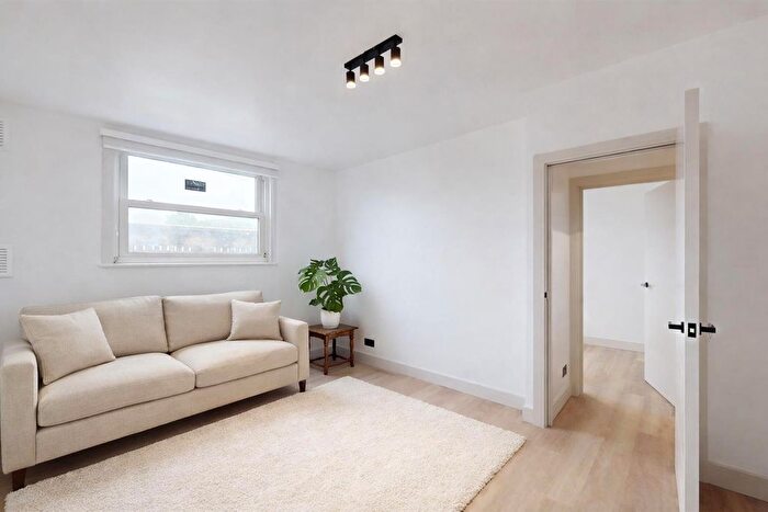 2 Bedroom Flat To Rent In West Cromwell Road, Earls Court, SW5