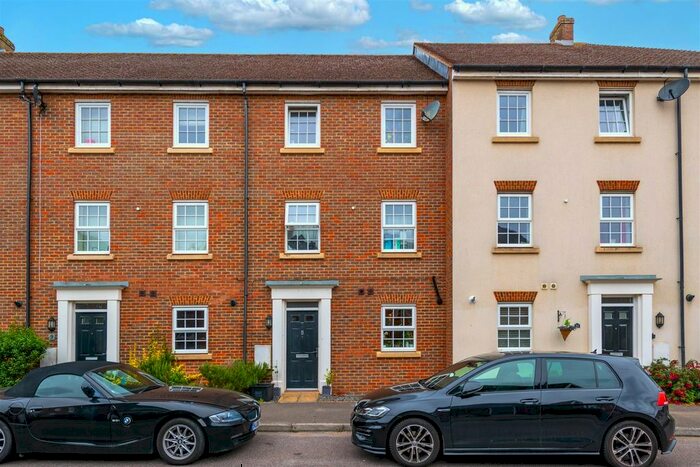 5 Bedroom Terraced House To Rent In Meadow Way, Horley, RH6