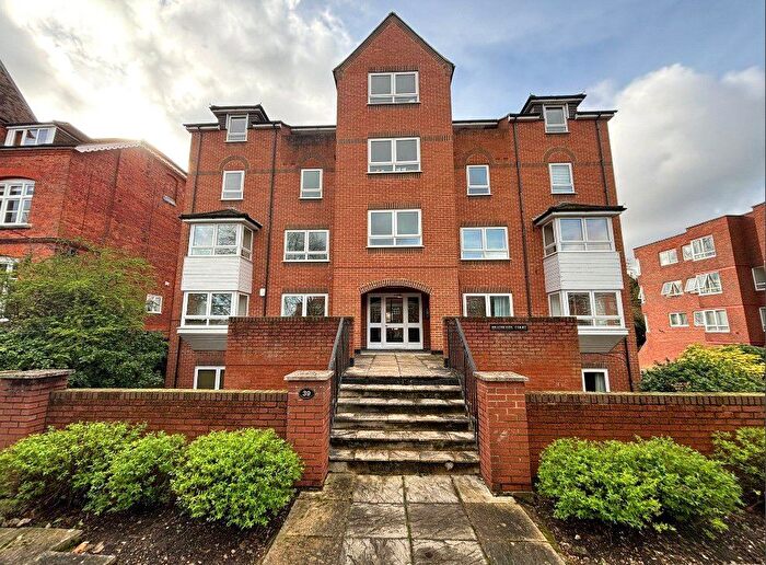 2 Bedroom Flat For Sale In Osborne Road, Windsor, Berkshire, SL4