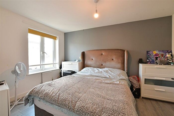 5 Bedroom Semi-detached House For Sale In Market Avenue, Wickford, Essex, SS12