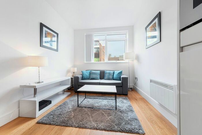 Studio To Rent In Flowers Way, Luton, Bedfordshire, LU1