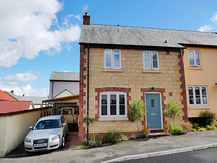 3 Bedroom Semi-Detached House For Sale In Andrews Way, Calne, SN11